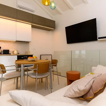 S27-new House In The Centre Split