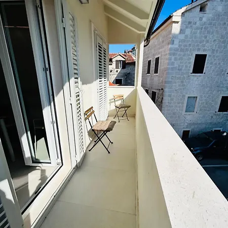 S27-new House In The Centre Split