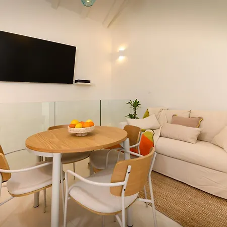S27-Modern House In The Old Centre With Parking *