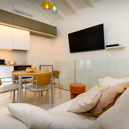 S27-Modern House In The Old Centre With Parking Vikendica