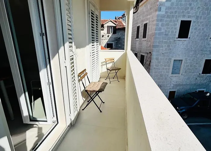 S27-new House In The Centre Split